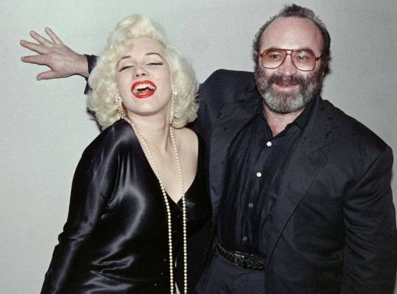 Bob Hoskins posando con Olivia Link caracterizada como Marilyn Monroe