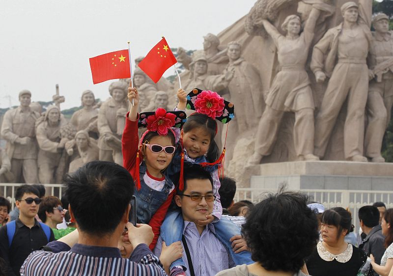 Una multitud visita la Ciudad Prohibida para celebrar el Día Internacional del Trabajo en la Plaza Tiananmen en Pekín (China).