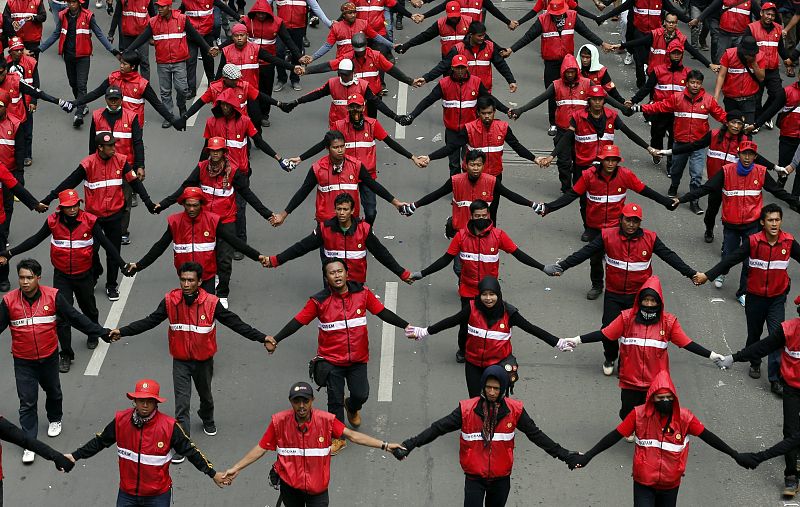 Trabajadores indonesios marchan por las calles de Yakarta (Indonesia).