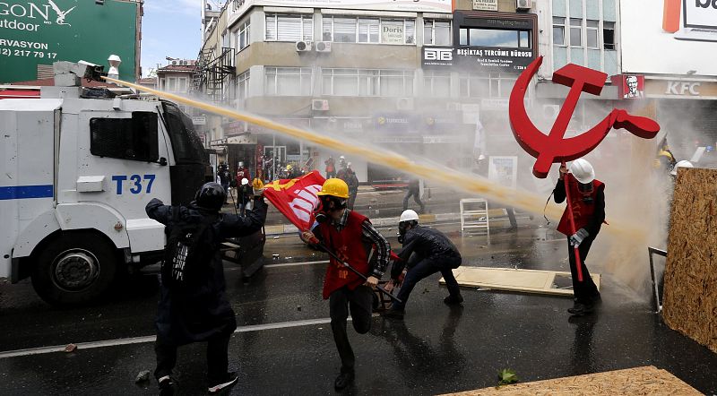 Antidisturbios turcos usan cañones de agua y bombas de gas lacrimógeno para dispersar a los manifestantes durante una marcha convocada por varios sindicatos coincidiendo con el Primero de Mayo, en Estambul.