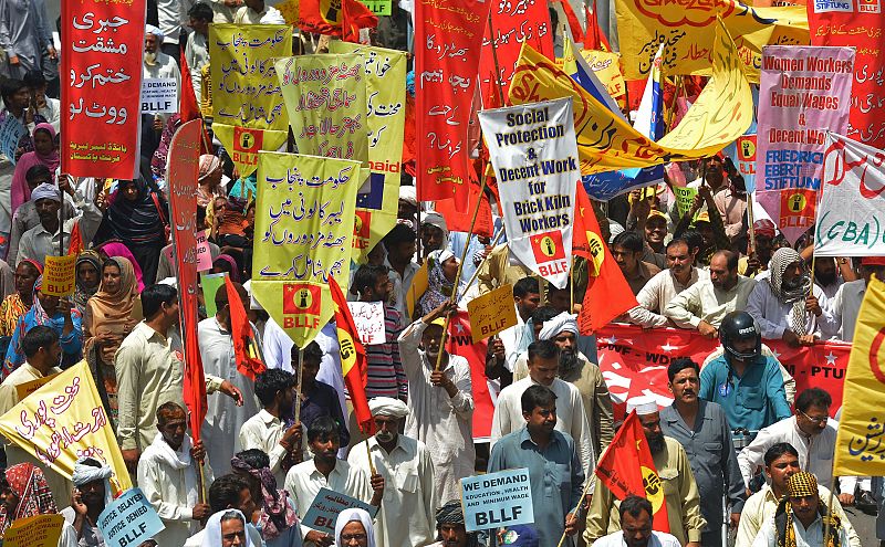 Trabajadores de Pakistán marchan en Lahore.