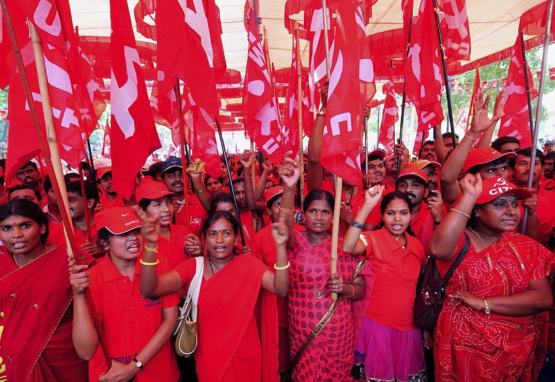 Miembros del sindicato CITU participan en un acto para conmemorar el Primero de Mayo, en Bangalore (India).