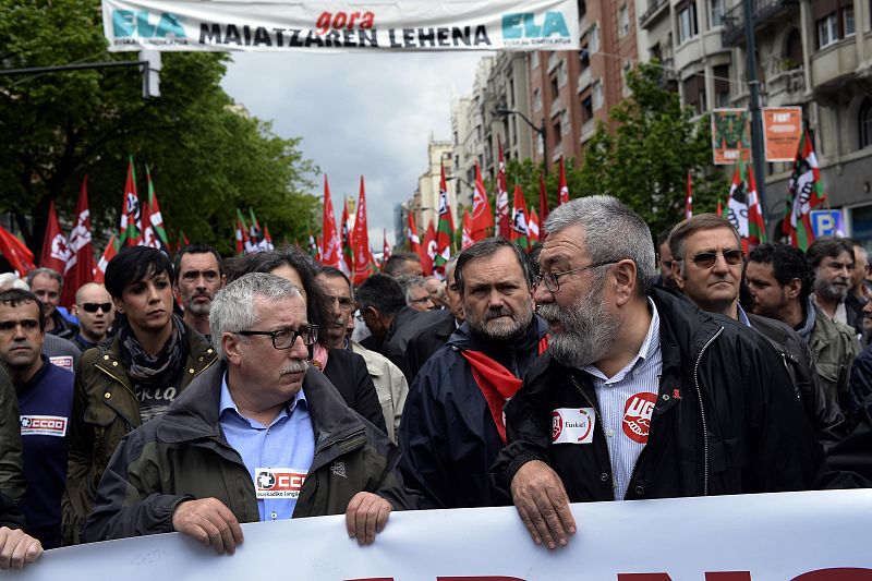 Los secretarios generales de CC.OO. y UGT, Ignacio Fernández Toxo y Cándido Méndez, en la cabecera de la manifestación del Primero de Mayo en Bilbao.