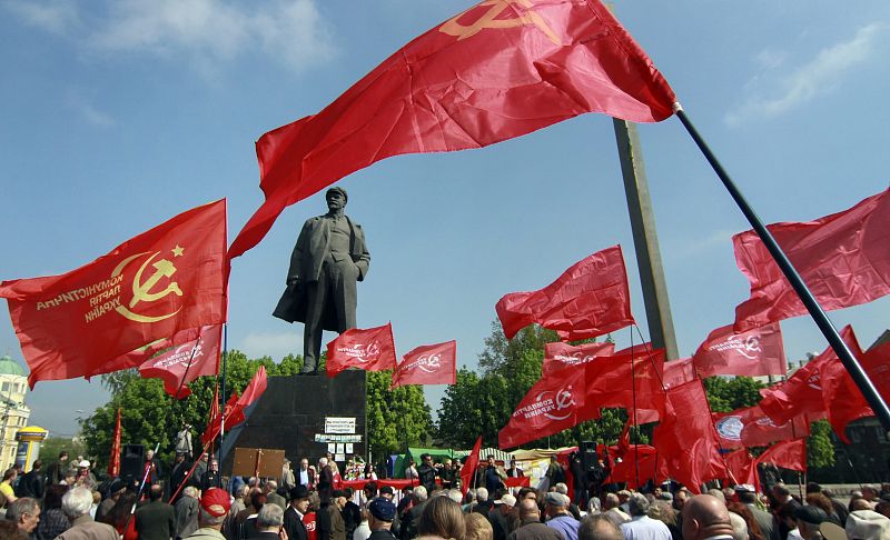 Simpatizantes del partido comunista participan en las celebraciones del Día Internacional del Trabajo junto a la estatua del líder soviético Lenin en Donetsk