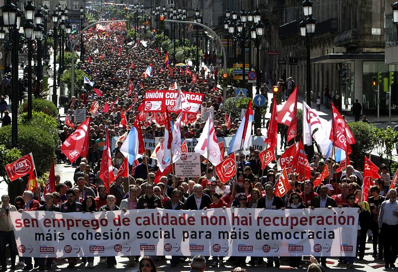 Momento de la manifestación convocada por CC.OO. y UGT en Vigo con motivo del Día del Trabajo.