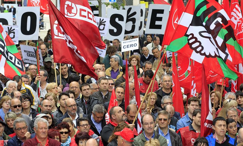 Varios miles de personas asistieron a la manifestación central del Primero de Mayo, que arrancó en la Gran Vía de Bilbao.