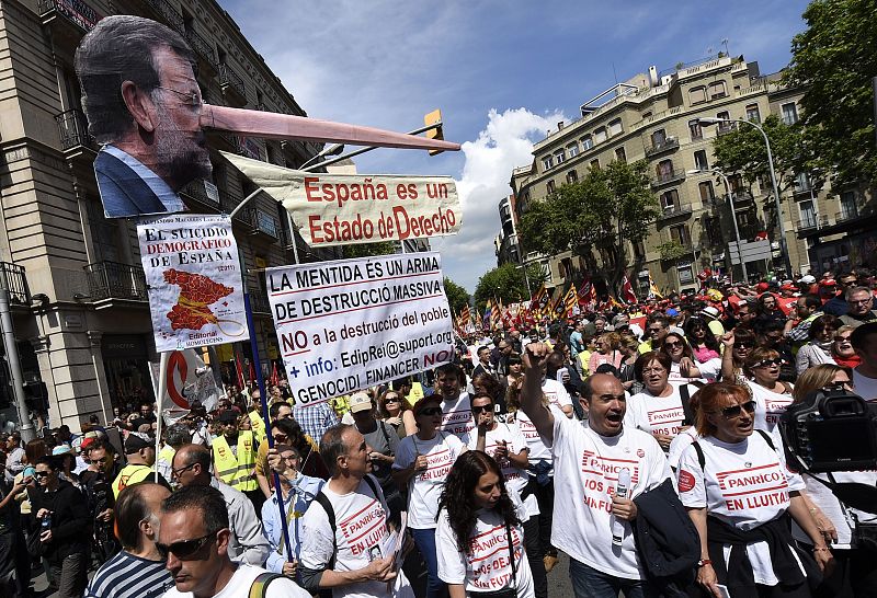 Algunas de las pancartas que se han visto en la manifestación del Primero de Mayo en Barcelona.