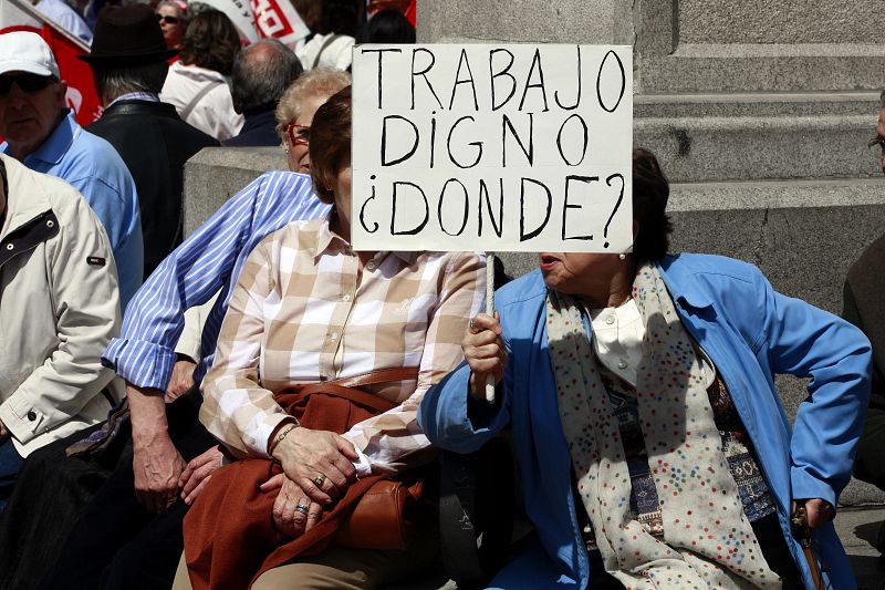 Dos mujeres muestran una pancarta durante la manifestación convocada por los sindicatos en Valladolid