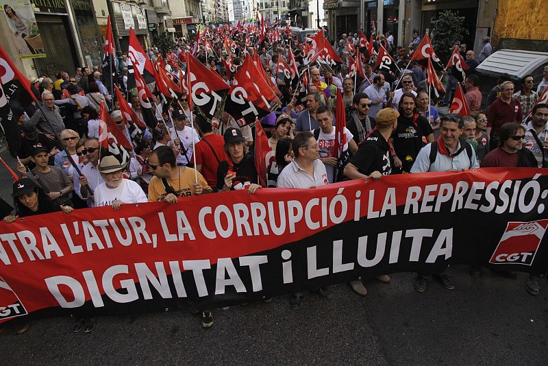 Manifestantes de la CGT celebran el Primero de Mayo en Valencia.