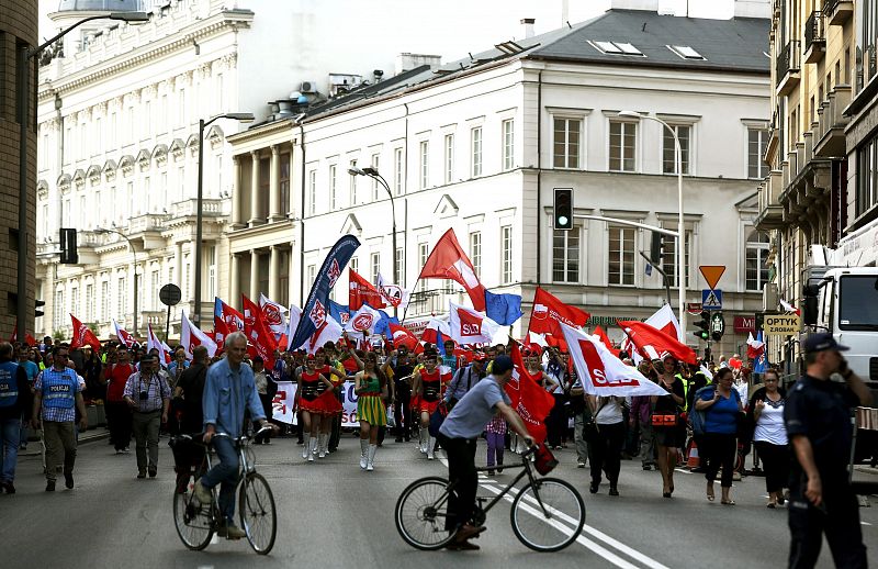 Decenas de personas participan en un acto de celebración del Primero de Mayo en Varsovia, Polonia.