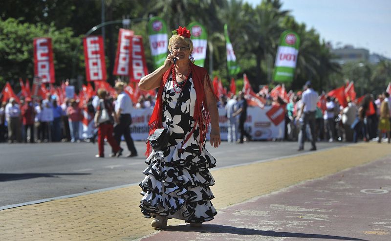 Una mujer vestida con el traje de faralaes durante la manifestacion del Primero de Mayo en Córdoba.