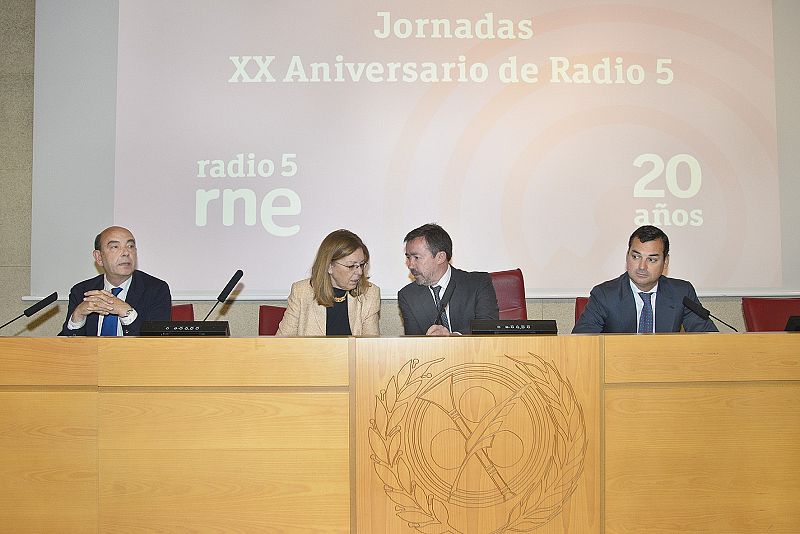 De izquierda a derecha, el director de RNE, Alfonso Nasarre; la decana de la Facultad de Ciencias de la Información, Mª del Carmen Pérez de Armiñán García-Fresca; el rector, José Carrillo Menéndez, y el presidente de RTVE, Leopoldo González-Echenique