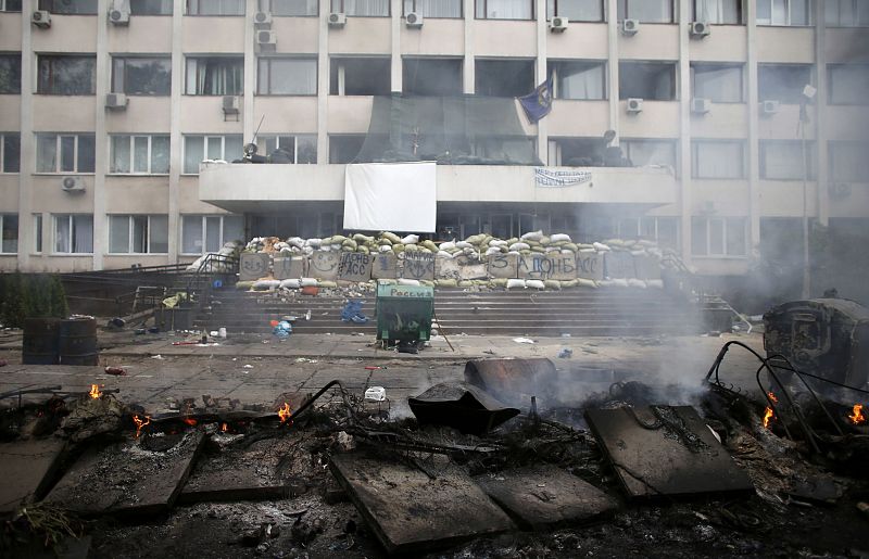 Barricada incendiada frente a la sede de la Policía en Mariupol, en Ucrania