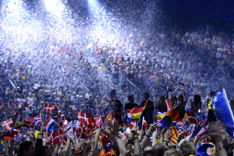 Eurofans ondean banderas de sus paises en el comienzo de la gala.