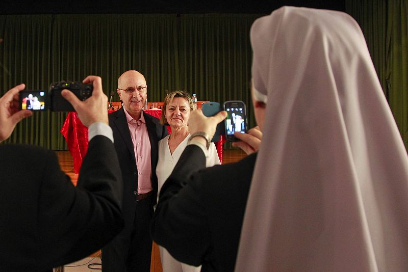 El secretario general de CiU, Josep Antoni Duran Lleida, se hace unas fotos en una visita al geriátrico de las Hermanitas de los Pobres en Barcelona.