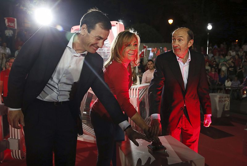 Elena Valenciano dio el 'botonazo' de salida a su campaña con el secretario general del PSOE, Alfredo Pérez Rubalcaba, y el presidente del PSM, Tomás Gómez.