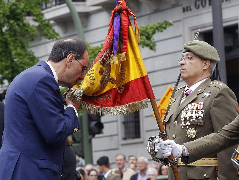 ¿Qué hace un político jurando bandera? Es Alejo Vidal-Quadras, cabeza de lista de Vox, en la celebración del segundo centenario del Dos de Mayo en Santander.
