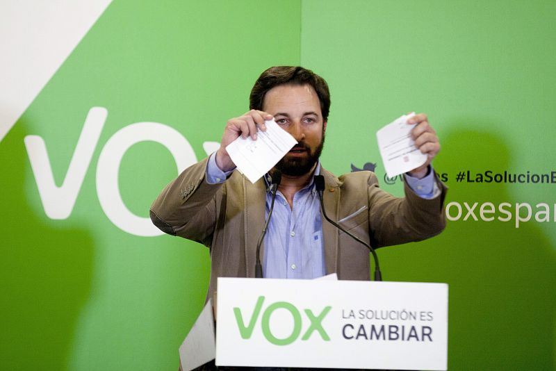 Vox, partido de nueva creación, afronta su primera campaña. En el acto de inicio, su secretario general, Santiago Abascal, rompe una papeleta de la consulta soberanista catalana.