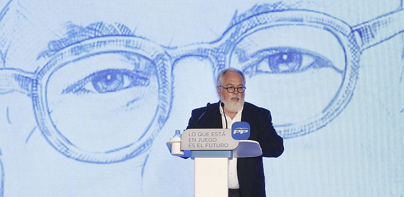 El 'dibujo' de Miguel Arias Cañete mira fijamente al candidato del PP en el mitin de inicio de campaña en Madrid.
