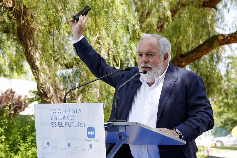 Política y nuevas tecnologías, unidas. Arias Cañete anima a los jóvenes a que llamen a sus amigos para que no se les olvide votar.