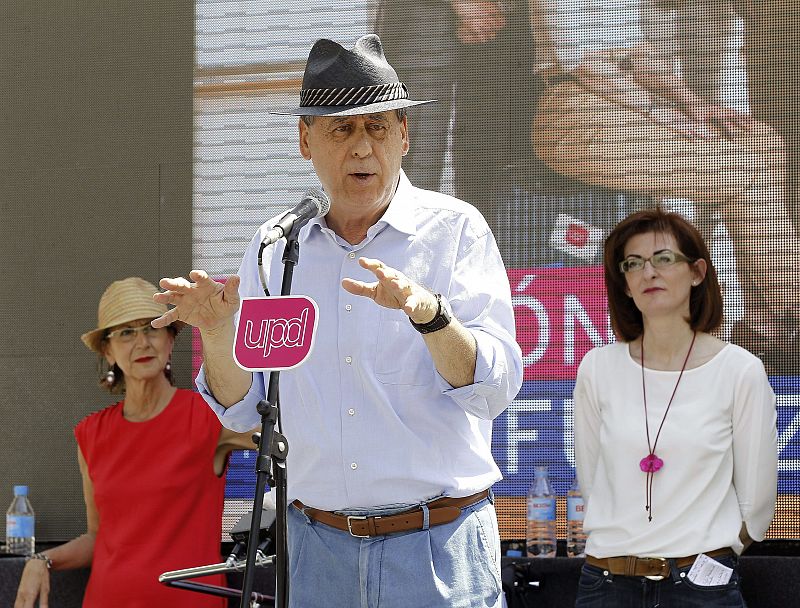 Los sábados al sol. Sosa Wagner y Rosa Díez, ataviados con sombreros en un mitin en Madrid.