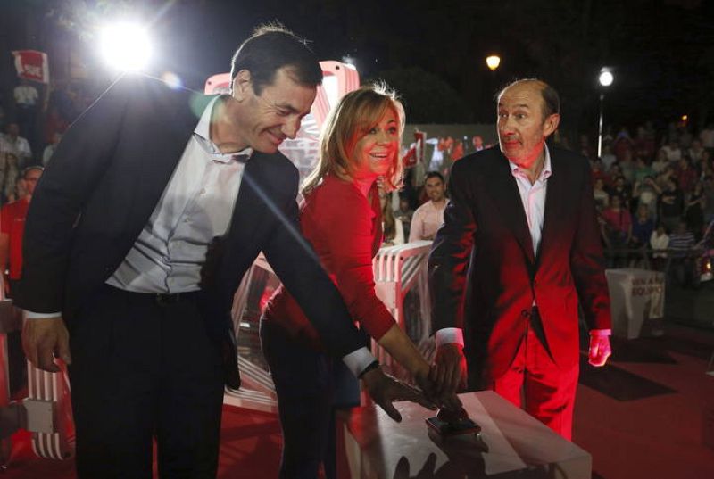 Elena Valenciano dio el 'botonazo' de salida a su campaña con el secretario general del PSOE, Alfredo Pérez Rubalcaba, y el presidente del PSM, Tomás Gómez. 