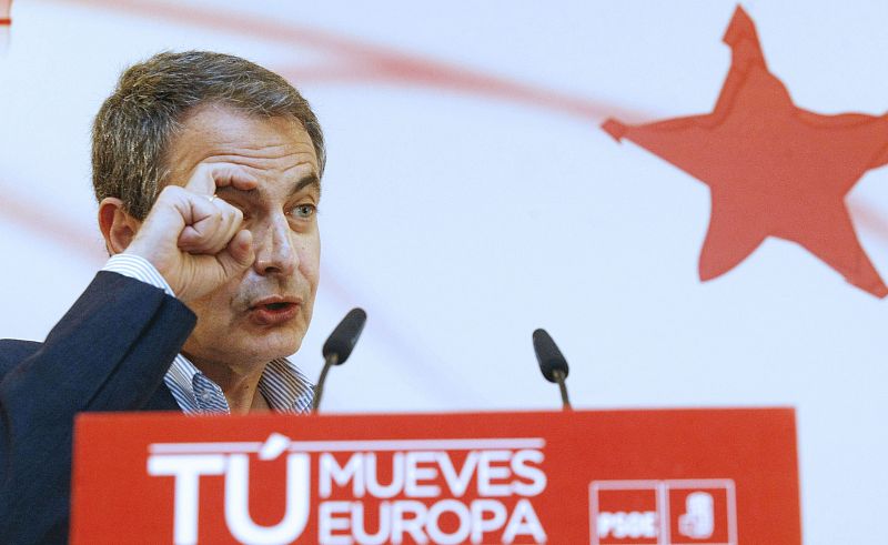 El expresidente Zapatero, 'autocitándose' con el célebre gesto de la ceja que le acompañó en sus mítines cuando era candidato a la presidencia.