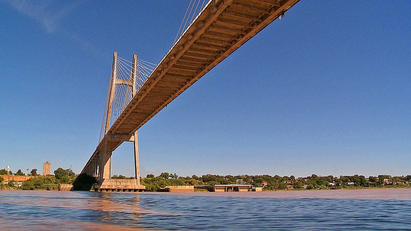 Uno de los puentes que une las orillas del río Paraná