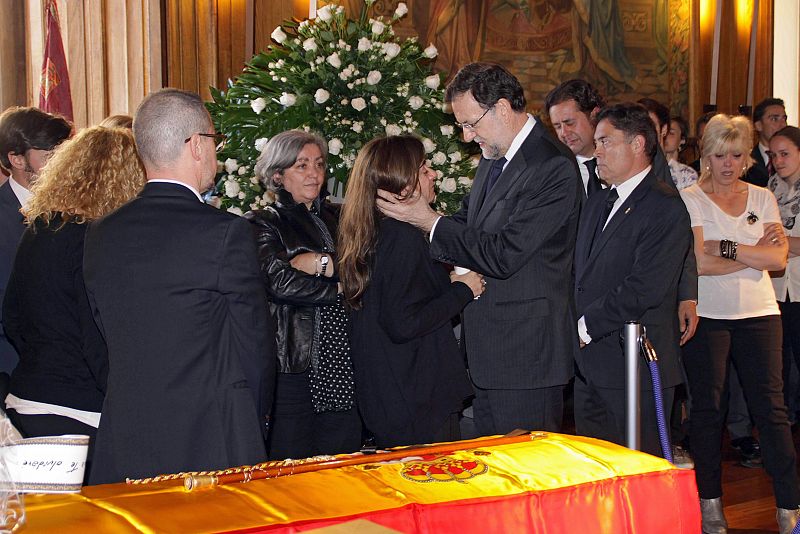 El presidente del Gobierno y del PP ofrece sus condolencias a Loreto, hija de Isabel Carrasco, en la capilla ardiente instalada en la Diputación de León.