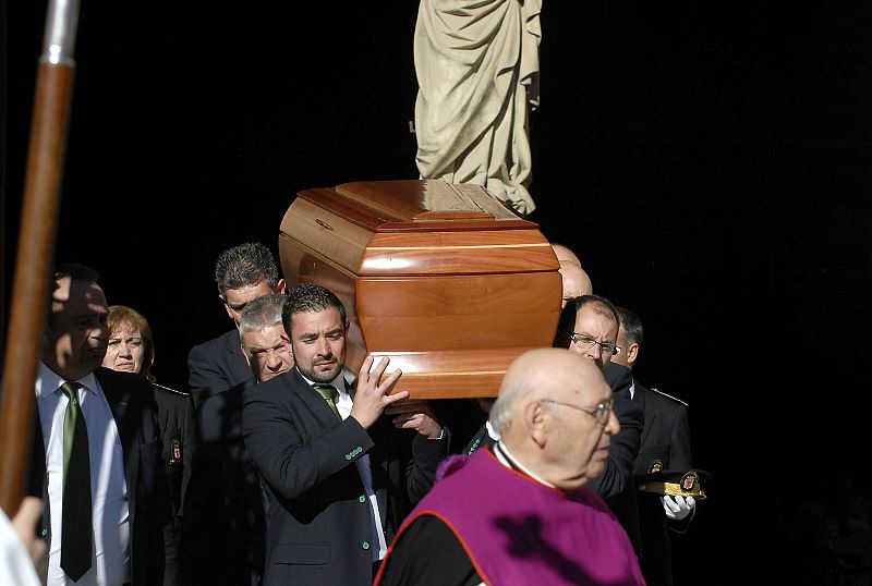 Salida del féretro con los restos de Isabel Carrasco, cuyo funeral se ha oficiado en la catedral de León.