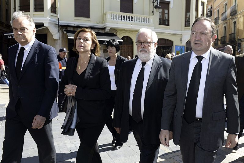 Al sepelio han asistido los candidatos del PP a las elecciones europeas, Miguel Arias Cañete (d) y Esteban González Pons (i)