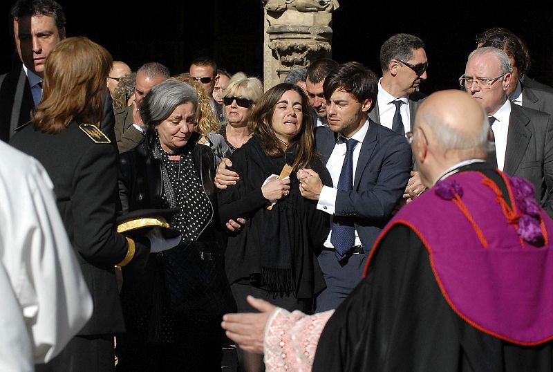 Loreto, hija de la presidenta de la Diputación de León, a su salida de la catedral de León tras oficiarse el funeral.