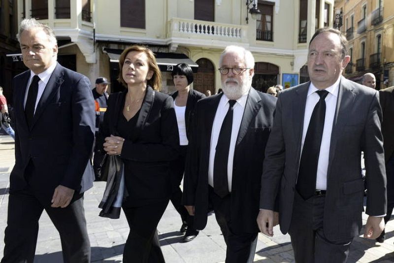 Al sepelio han asistido los candidatos del PP a las elecciones europeas, Miguel Arias Cañete (d) y Esteban González Pons (i)