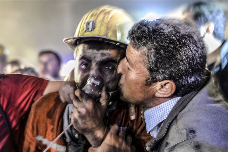 Un hombre besa a su hijo tras ser rescatado