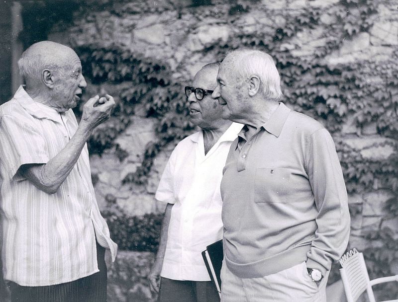 El pintor Pablo Picasso conversa con sus amigos Joan Miró y Josep Lluís Sert