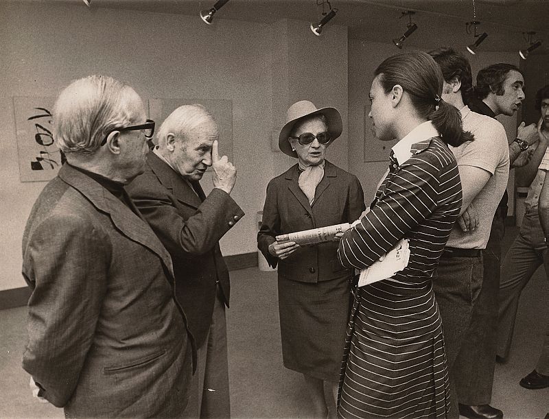 Josep Lluís Sert asiste a la inauguración de una exposición de su amigo el pintor Joan Miró