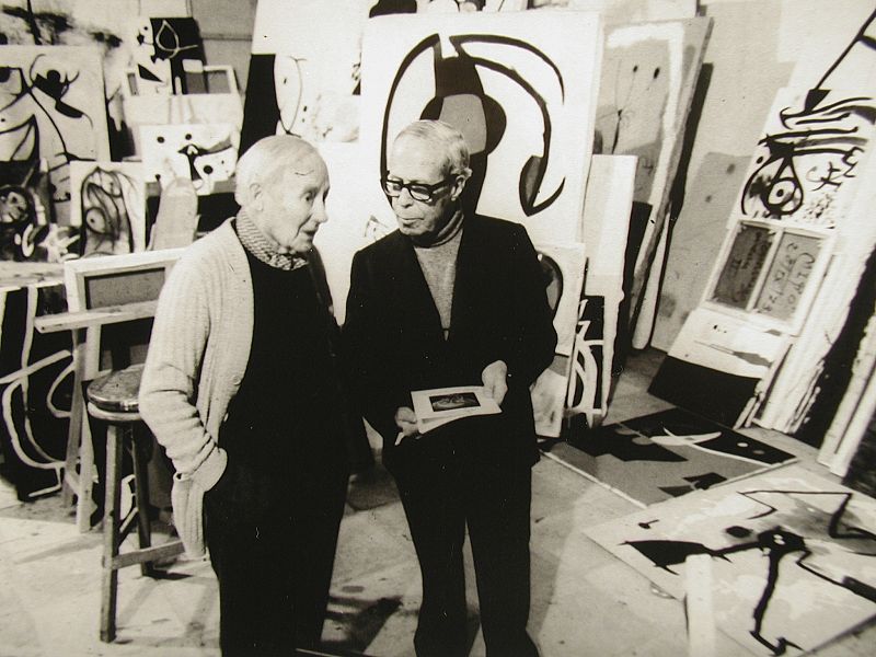 El pintor Joan Miró enseña su estudio al arquitecto Josep Lluís Sert