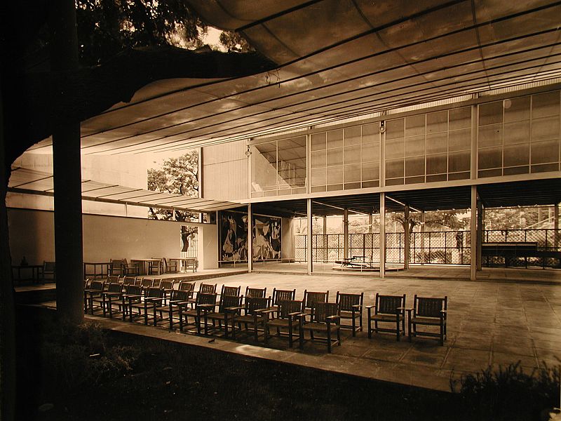 El interior del Pabellón español en la Exposición Universal celebrada en París en 1937. Edificio proyectado y construiido por el arquitecto Josep Lluís Sert, albergó el 'Gernica' de Picasso.