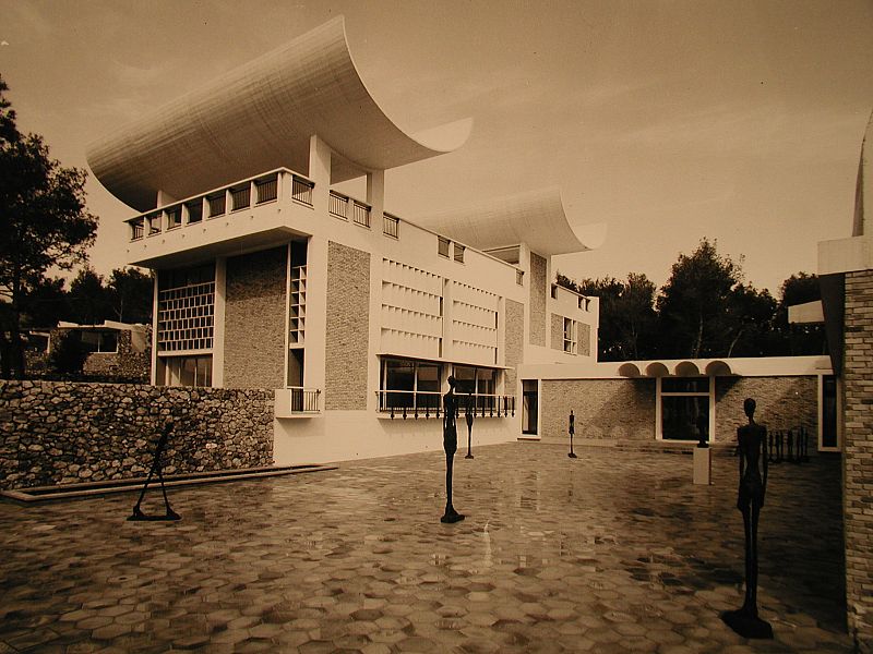 La Fundación Maeght, proyectada y construida en 1964 por el arquitecto Josep Lluís Sert, está situada en la Costa Azul, cerca de Niza, en la localidad de Saint Paul de Vence. Ha sido un lugar de diálogo para las obras de artistas como Calder, Miró,