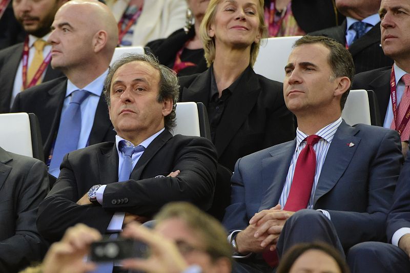 El príncipe Felipe, junto al presidente de la UEFA, Michel Platini