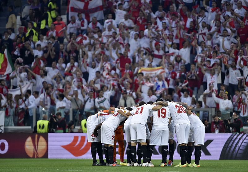 Los jugadores del Sevilla hacen 'piña' antes del inicio de la final