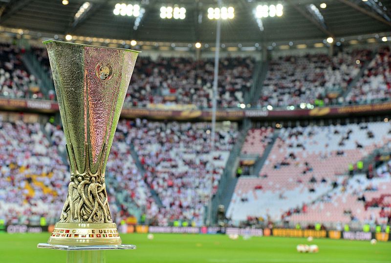 El trofeo de la Europa League, sobre el césped del Juventus Stadium antes de la final