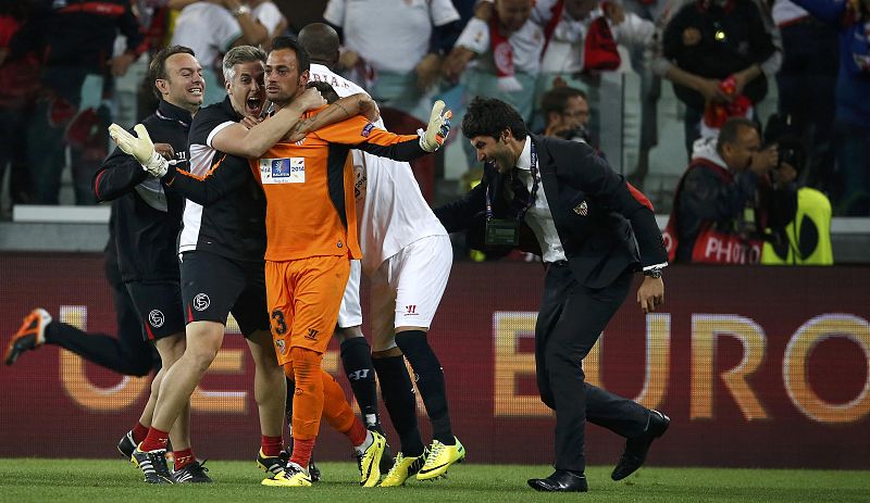 El meta sevillista Beto celebra la victoria de su equipo en la Europa League