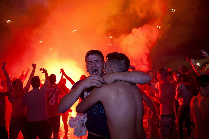 Aficionados del Sevilla celebran la consecución del título en la capital hispalense
