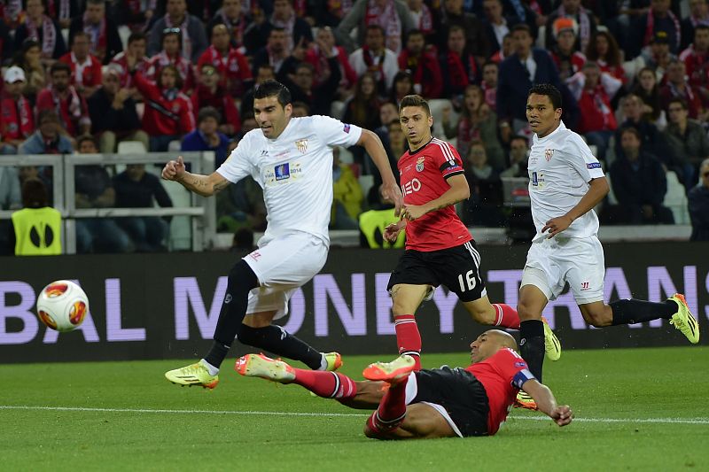 El sevillista Reyes falla una ocasión ante la meta del Benfica