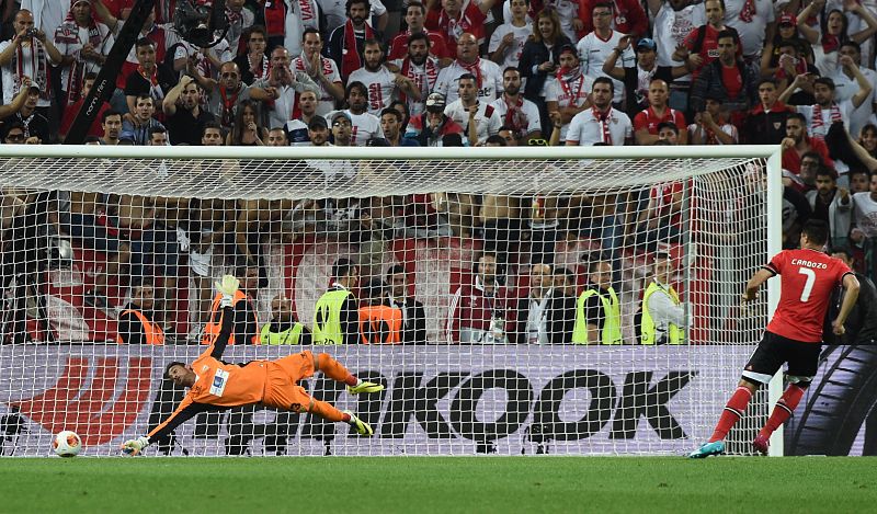 El paraguayo Cardozo falla uno de los penaltis del Benfica