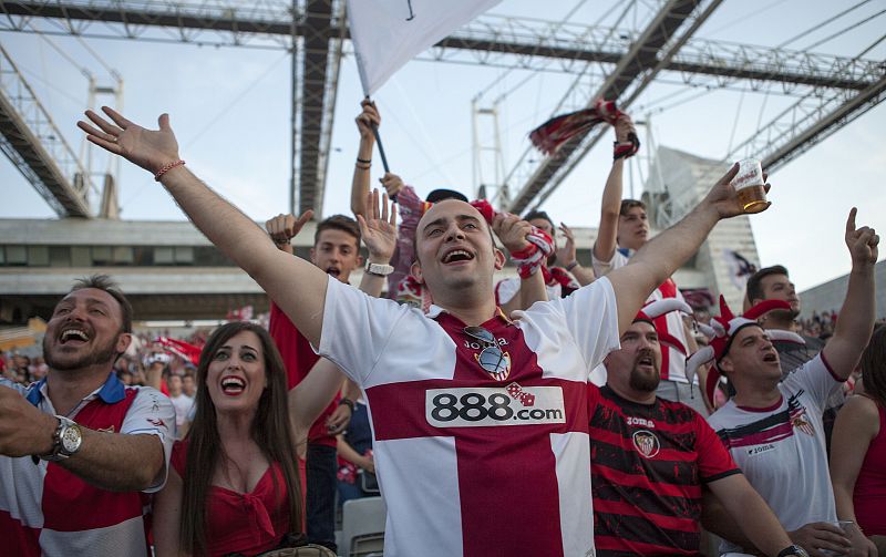 Aficionados del Sevilla siguen la final en una pantalla gigante de la capital hispalense