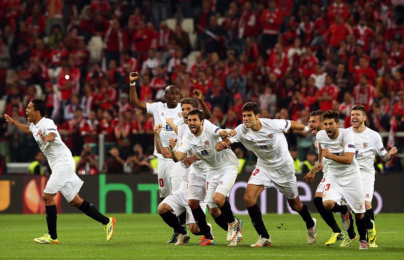 Jugadores del Sevilla celebran la victoria ante el Benfica