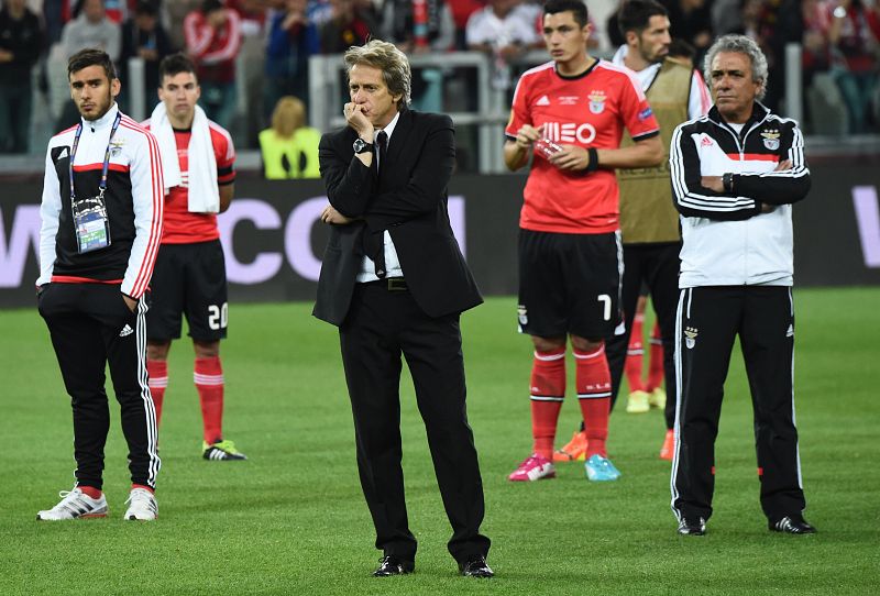 El entrenador del Benfica, Jorge Jesús, y miembros del equipo, desolados tras la derrota