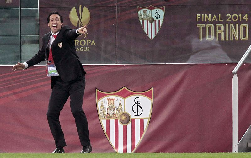 l entrenador del Sevilla, Unai Emery da instrucciones a sus jugadores durante la final